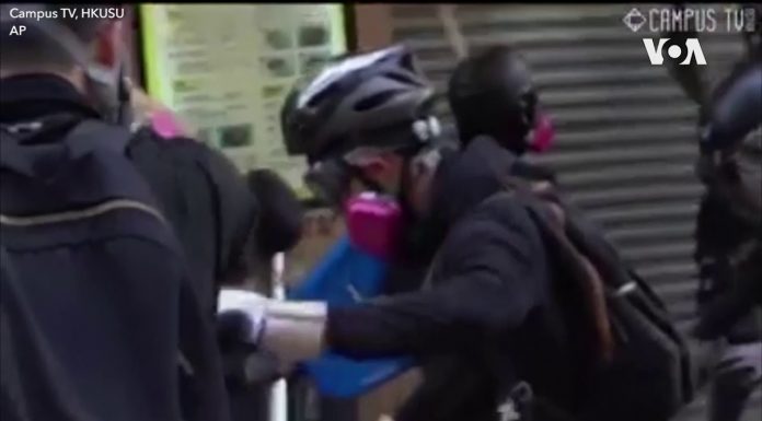 香港警察持左轮手枪近距离射击一名抗议者
