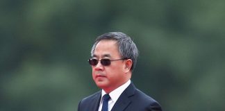 华尔街网报:四中全会结束中共发布公报强调“党领导一切”和“习核心”路线不变 胡春华要采取“非常手段” 独夫体制面临挑战