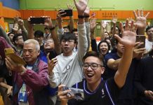 时事大家谈:香港民主派大胜,对北京的“当头棒喝”?