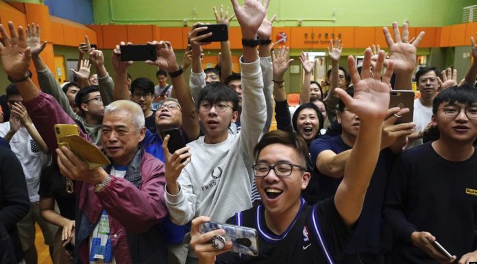 时事大家谈:香港民主派大胜,对北京的“当头棒喝”?
