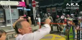 新唐人:香港街頭有外國人對警察怒罵 使港警取下警戒線撤退