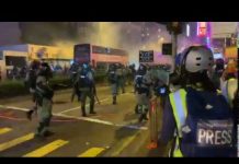众新闻:港警晚上还在沙咀道連環發射催淚彈
