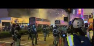 众新闻:港警晚上还在沙咀道連環發射催淚彈