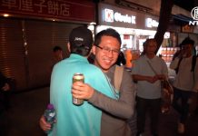 新唐人:香港區議會選舉 屯門市民喝酒狂歡 慶祝何君堯落敗