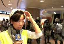 新唐人:香港聖誕節平安夜不平安,港警用槍指著市民不讓過洋節