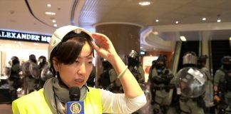 新唐人:香港聖誕節平安夜不平安,港警用槍指著市民不讓過洋節