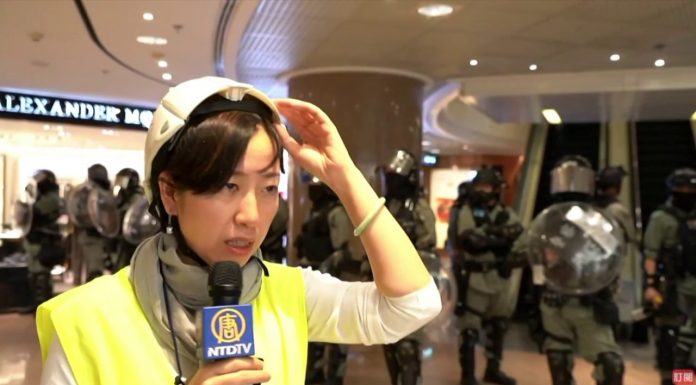 新唐人:香港聖誕節平安夜不平安,港警用槍指著市民不讓過洋節