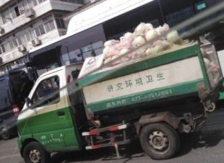 五色峰:武汉用垃圾车拉食品激起民愤引发冲突!
