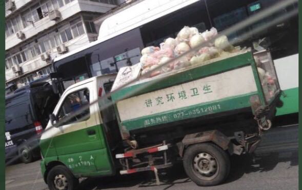 五色峰:武汉用垃圾车拉食品激起民愤引发冲突!