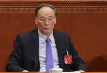 华尔街网报:王岐山曾出人意料对记者说:中国是否欠世界一个道歉?赵立坚赔笑脸要与美国和好,习近平授意?