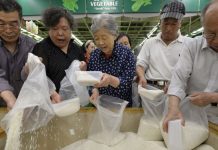 财经冷眼:红头文件让党员干部囤粮,粮油店被封,李克强紧急应对粮荒,再不囤粮就晚了!