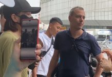 自由亚洲电台:外媒记者在郑州采访灾情遭当地民众围攻