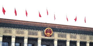 北京大雪飞舞,两会气氛压抑