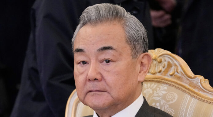 王毅还在对伊朗说,别怕有我在!